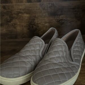 Steve Madden Size 9 Quilted Slip-On Loafers - Taupe
